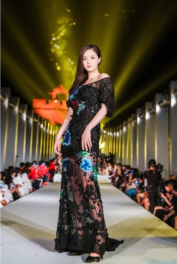 蒋欣为时尚真是拼了，裙子一长一短露出大白腿，瘦了就是任性！