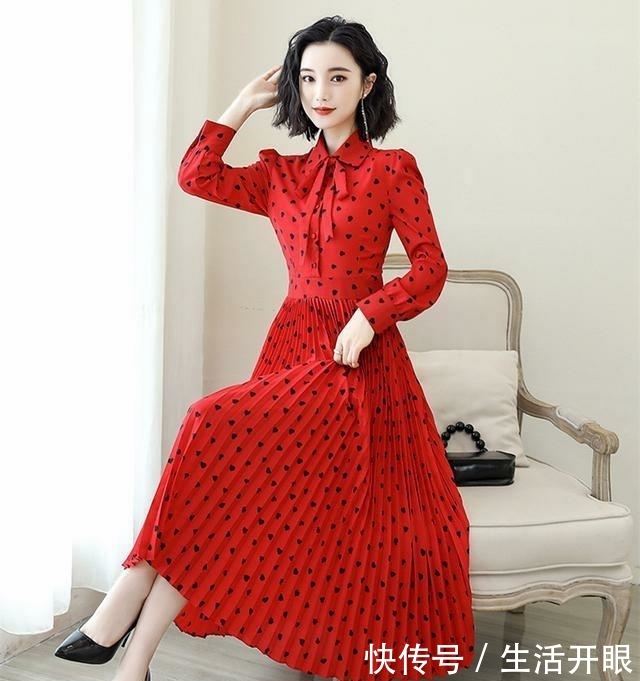  『女人』女人早秋这样穿：过膝秋裙+高跟鞋，时髦显气质，快来看看吧