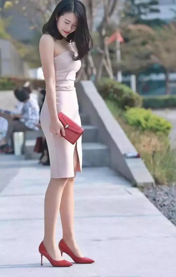 街拍 超短裙美女拥有纤细修长美腿,如果穿上黑丝是否一样迷人