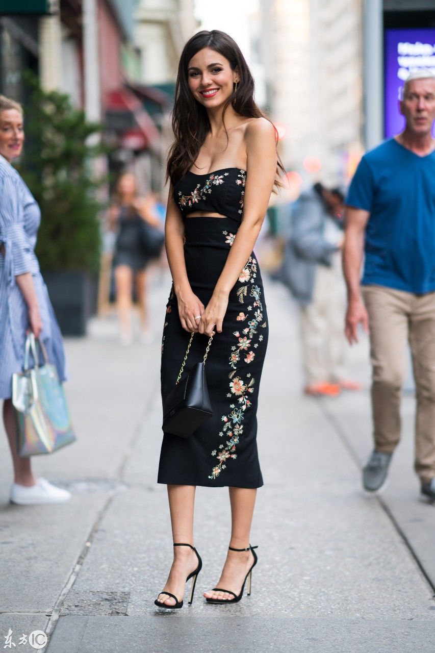 全程笑容相伴!维多利亚贾斯蒂一袭复古抹胸衣裙装扮显模特魅力