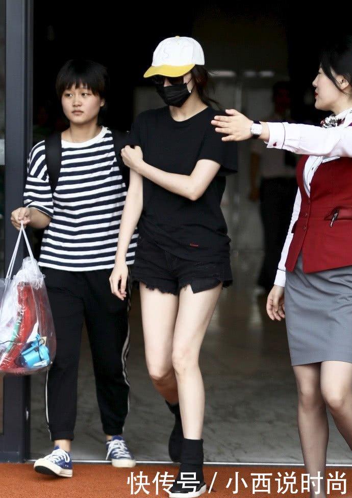 迪丽热巴穿超短裤出门,暴露一双惊艳美腿,这双鞋一般人穿能丑哭!