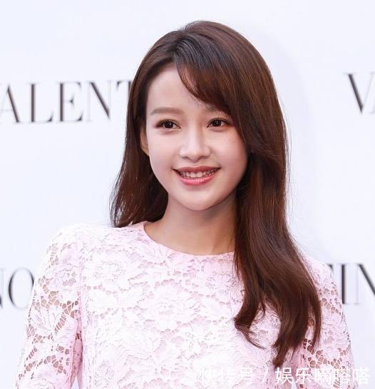 孙怡穿粉色短裙出席活动，这未修图下的大长腿可以和杨幂媲美了