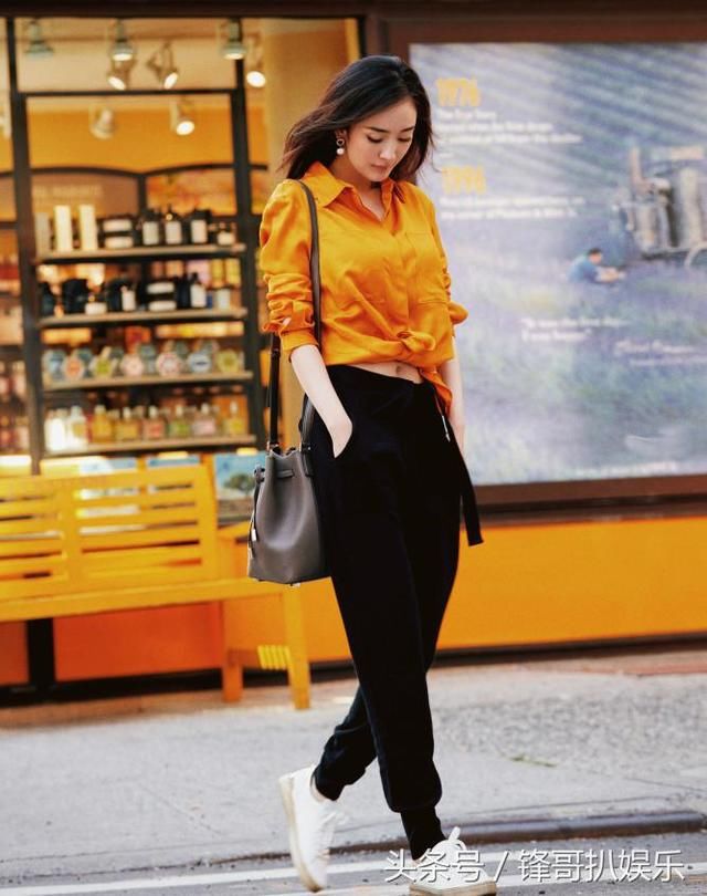 真服了杨幂，土黄色的露脐装都能穿出时髦感，连肚脐眼都是美的!