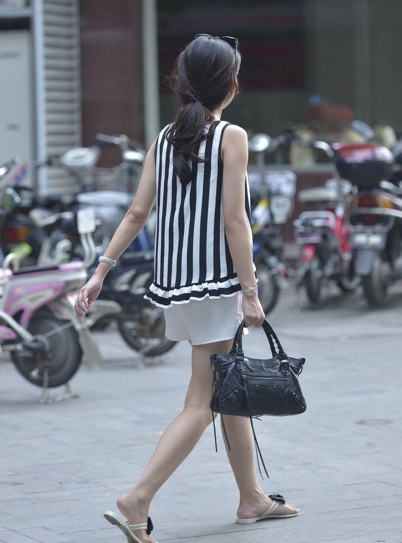 三位穿热裤的姑娘,三中不同的颜色,哪位合你的眼缘