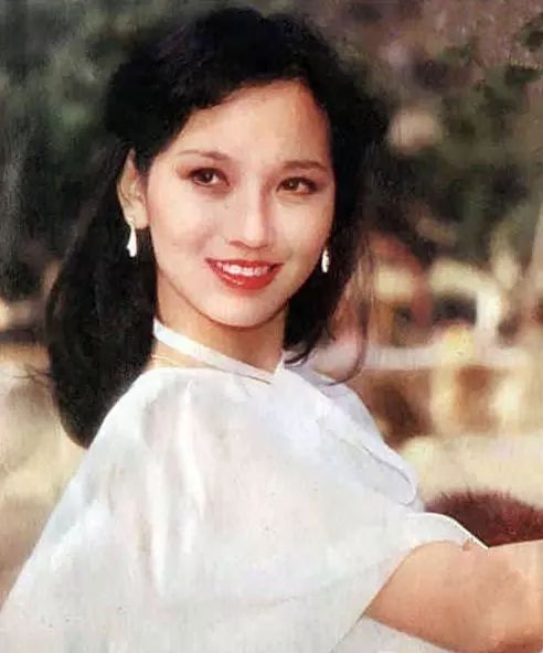 赵雅芝几十年前穿的衣服，随便挑一件都比你现在穿的时尚!