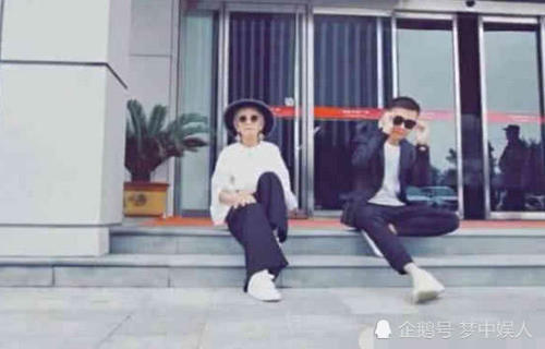 抖音四大护法守护一朵“奶奶花”？网友：衣服是同款批发的吗？