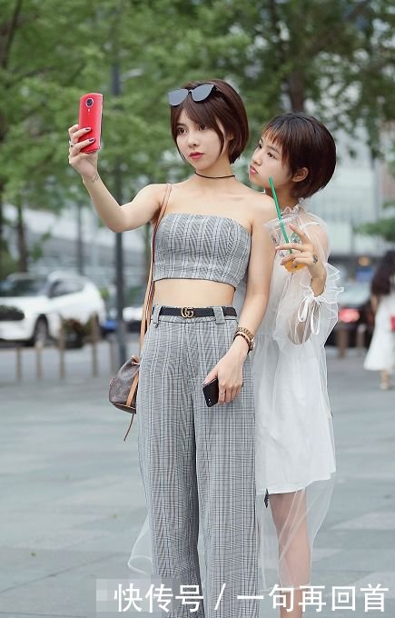 街拍：图五美女穿超短裤，衬衫不系扣“露”出肚脐眼，真是随性！