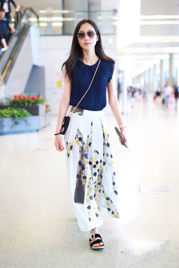 韩雪穿超短裤去机场，暴露了一双惊艳美腿，这哪像35岁的样子啊