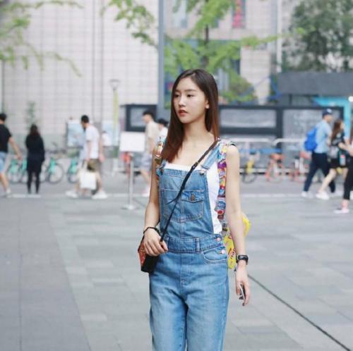 街拍：时尚靓丽的小姐姐们穿搭很是优雅，甜美，性感，清纯迷人！