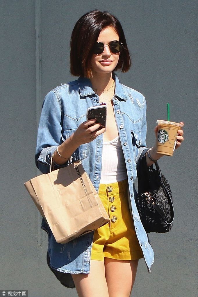 露西海尔小短发配低胸装女人味十足 捧咖啡昂首阔步摆“冰山脸”