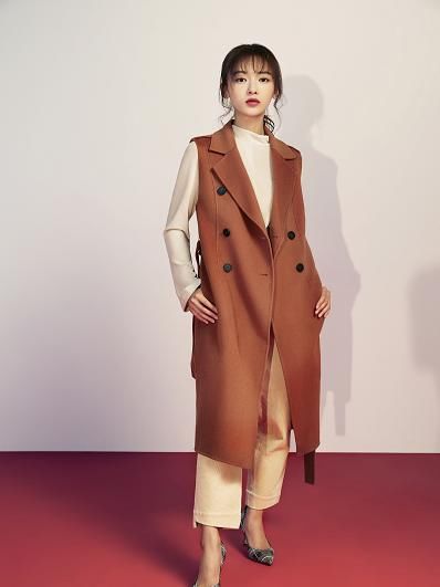 吴谨言拍摄照片太撩人，肉粉色的V领内衬，网友:傅恒哪里受得了