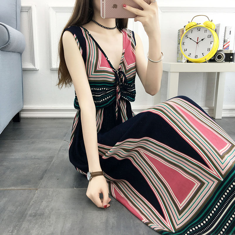 现在的女人胆真大，海边这样穿，真好看，海美人更美