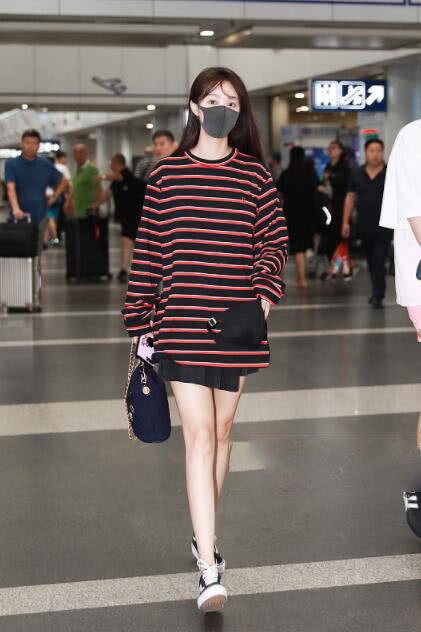 31岁李菲儿条纹长T盖到大腿，没有柯基臀也性感，网友：真会穿