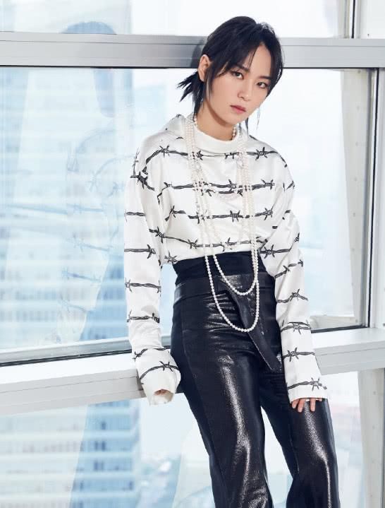 还是周笔畅厉害，仅用简单的黑白套装，竟穿出一双大长腿!