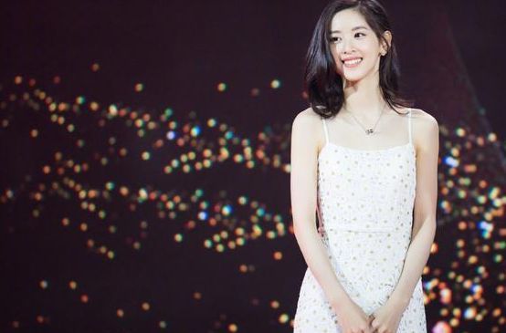 章泽天真厉害，烂大街的白衬衫居然穿出高级感，刘强东眼光真好