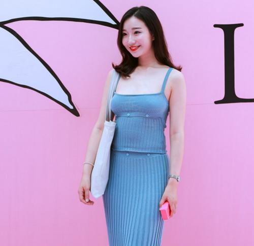 街拍：时尚靓丽的小姐姐们穿搭很是优雅，甜美，性感，清纯迷人！