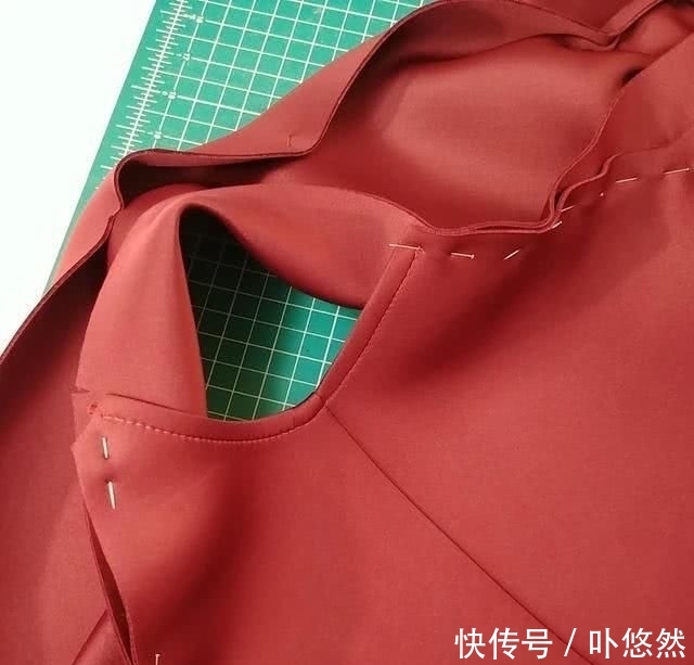  『添加』礼服这样设计才独具一格，原来是从胸前添加褶皱，更加立体有质感