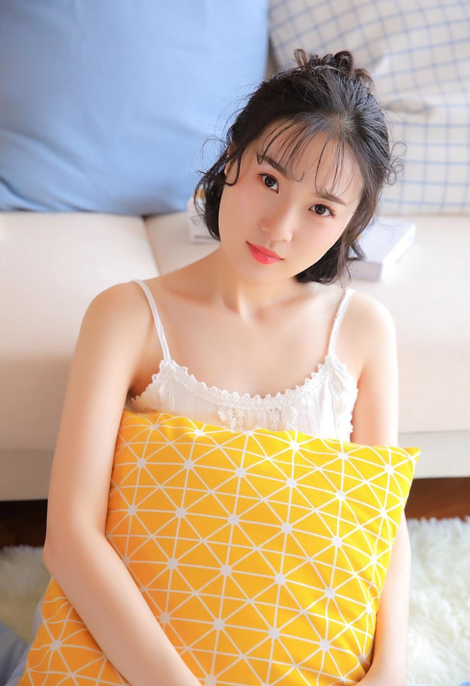 吊带美女尤物小露香肩诱惑美女图片