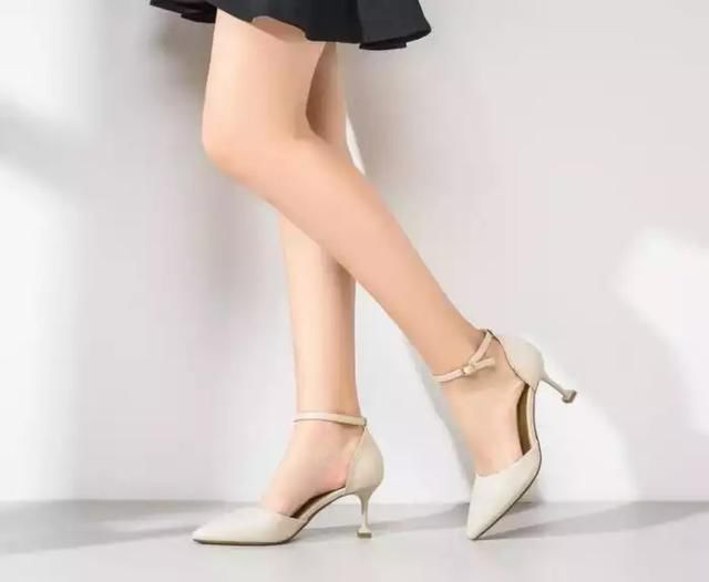 既有成熟女性的沉稳气质，又不乏小女人的活力俏皮