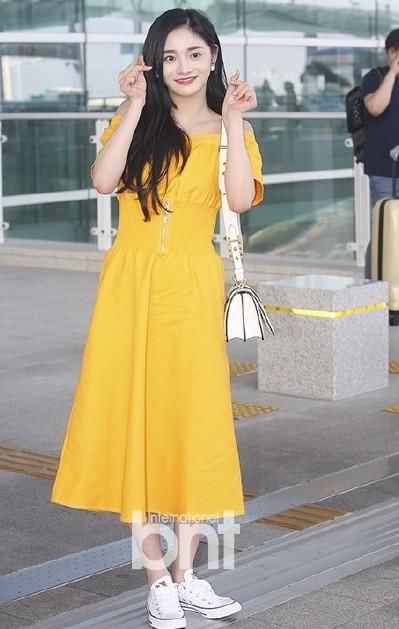 20岁周洁琼和35岁吴昕同穿黄色连衣裙,网友:一个真嫩一个装嫩