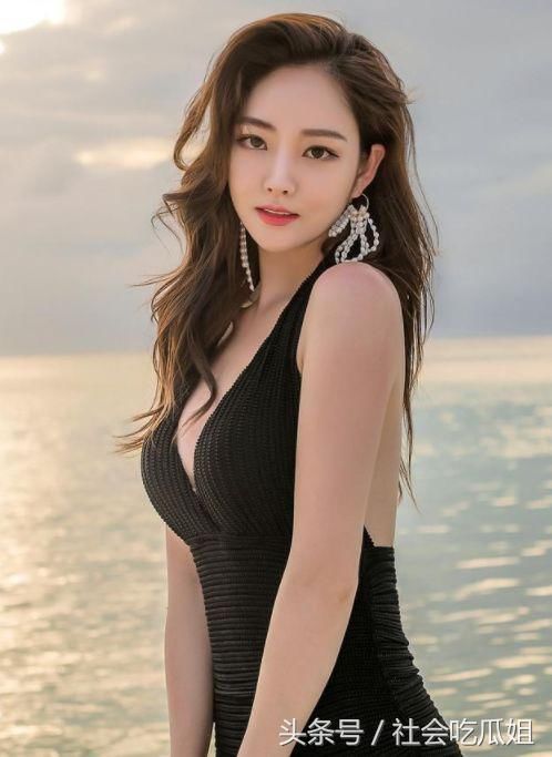 路人街拍：意气风发的紧身裙妹子，突显曼妙身材，魅力十足！