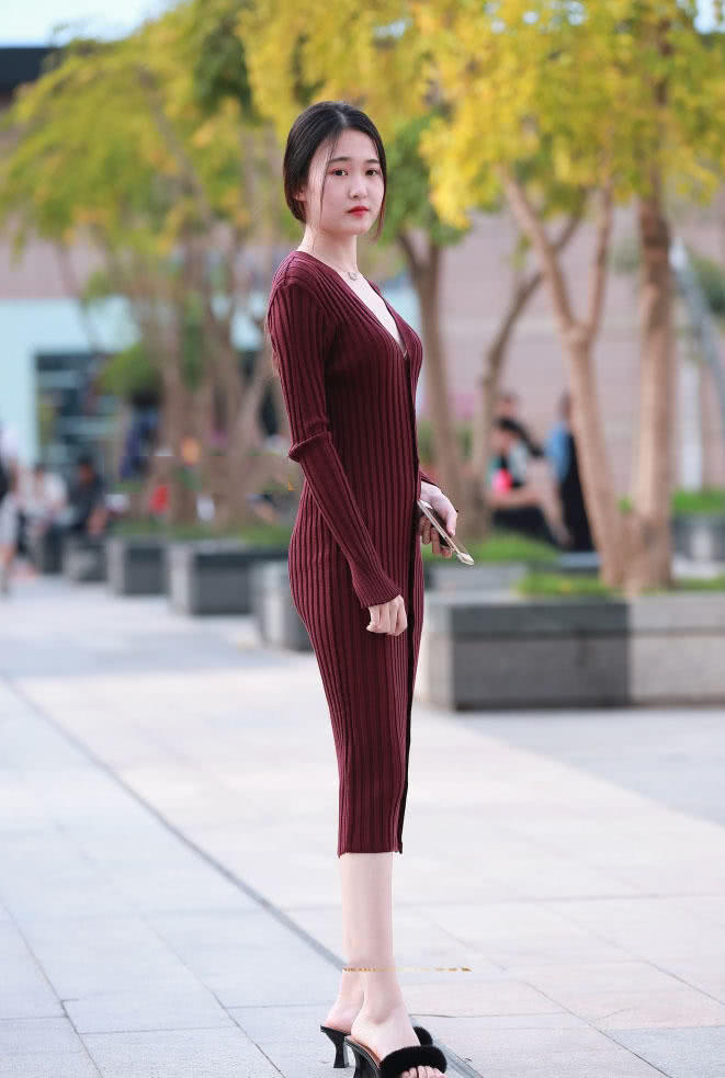 气质小姐姐贴身连衣长裙穿出朦胧曲线，青涩的笑容很迷人