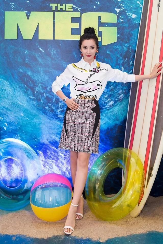 杨幂这一身被大家呼唤演“斯文败类”KK穿成红人鱼……让人想转发