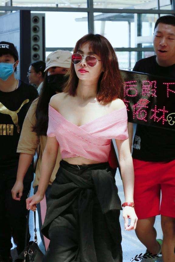 蔡依林现机场裤子减分但上半身很成功, 不过一般人不敢穿!