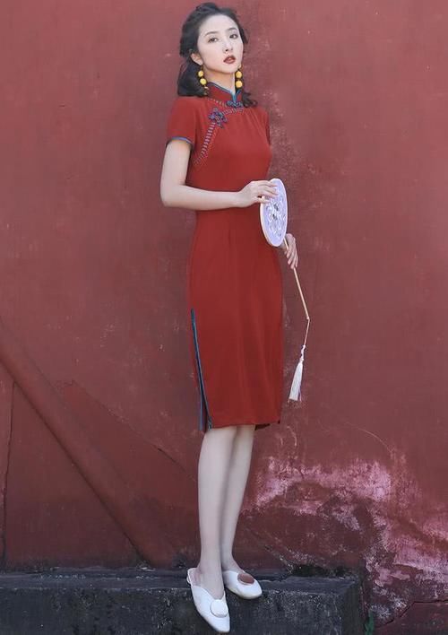  #服饰#长相平平的女生，春季尝试穿这件国风“连衣裙”，时髦优雅又显瘦
