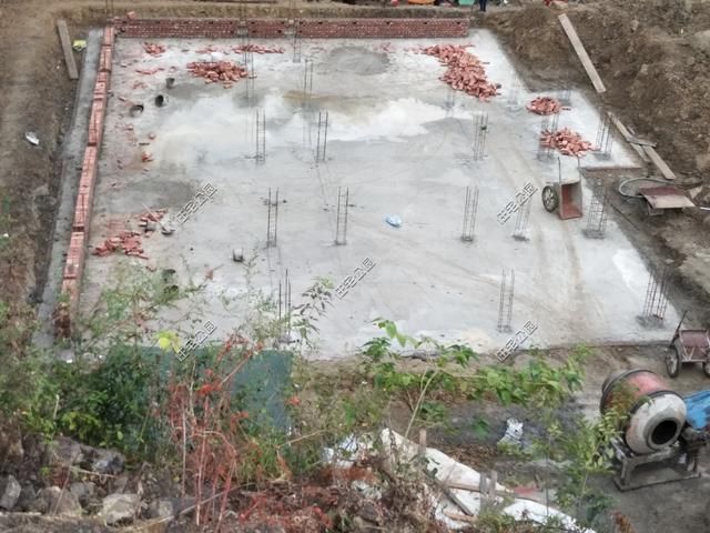  房盖■重庆刘先生回乡建洋楼，光挖机费就花了2万多，这房盖的有