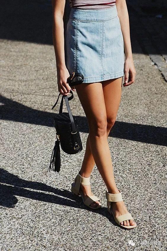 今年夏天就踩着这双方头凉鞋，搭上90年代复古列车