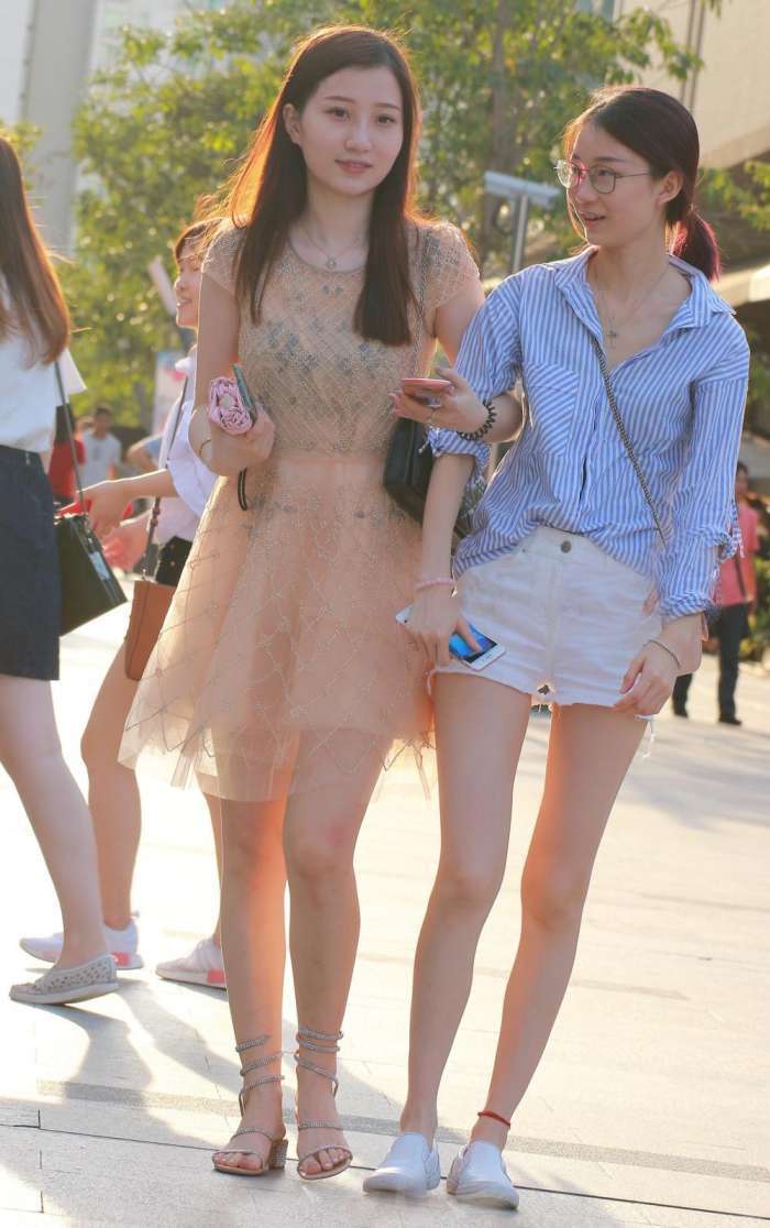 街拍时尚：逛街遇到一对长腿闺蜜，你选择连衣裙还是短裤？