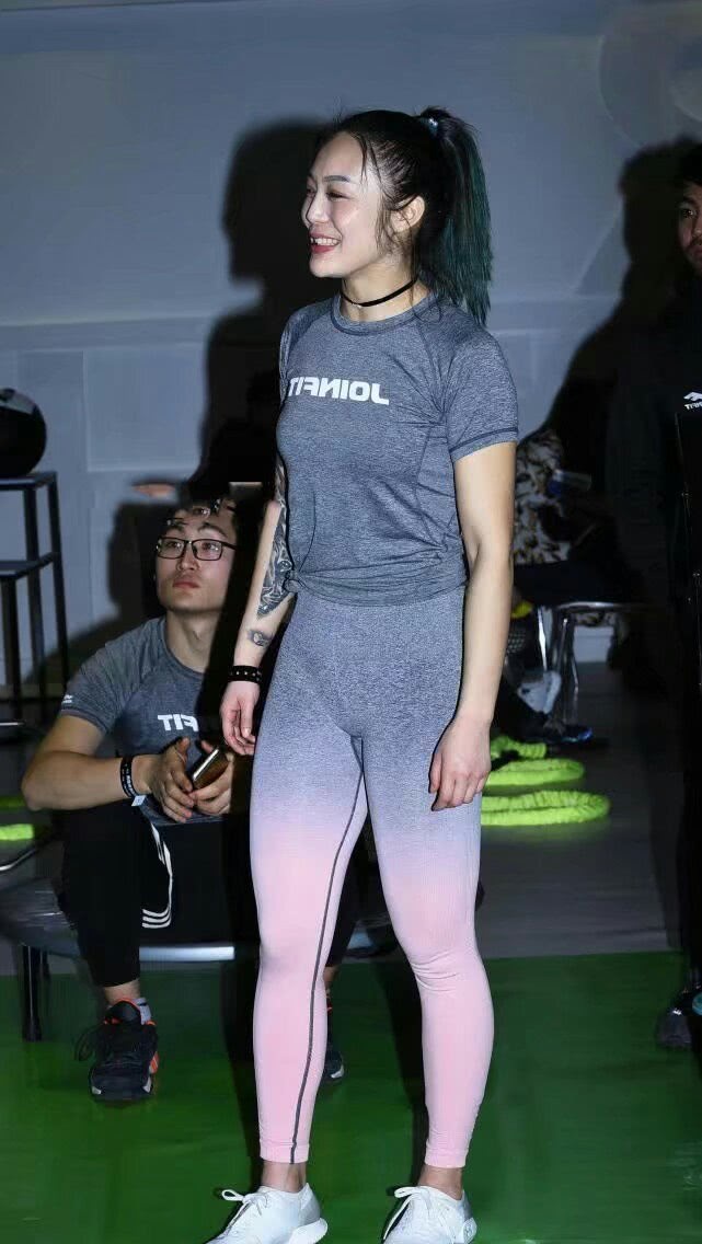 养眼的打底裤美女，展现出简约优雅的气场！