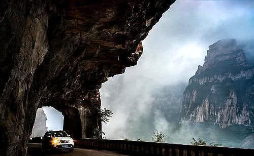 又一个郭亮村走红?藏于“井底”的千年村庄,外出要爬2000级台阶