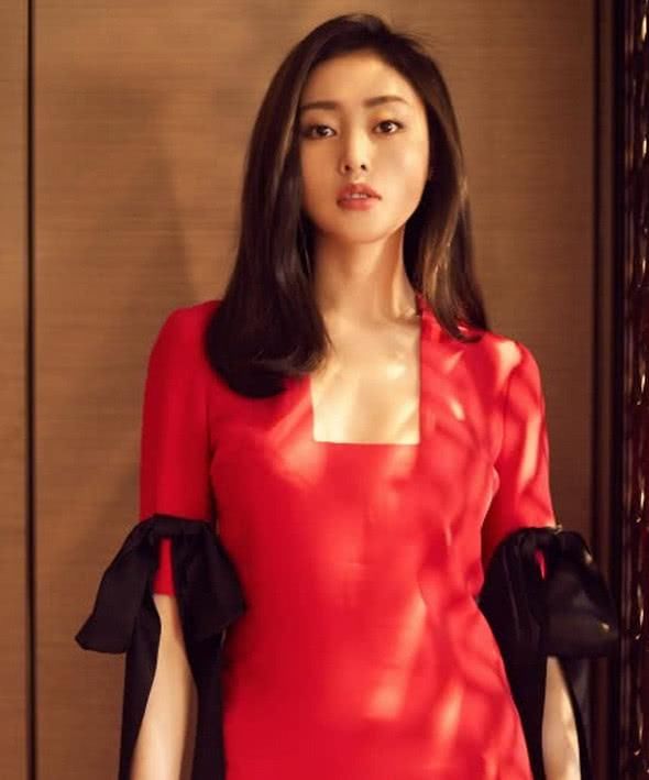 张天爱御姐裙太美!一身大红加方领尽显魅力,网友:这次放大招了