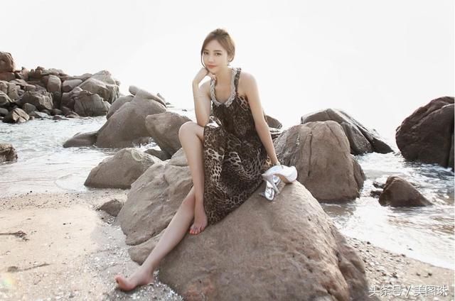 孙允珠，吊带豹纹长裙，大海边的火焰石榴