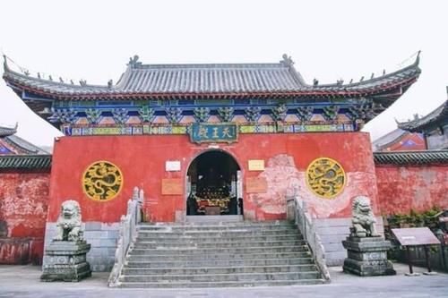 中国最神秘的寺庙，500年来大门紧闭，有人翻墙入内，景象不堪入