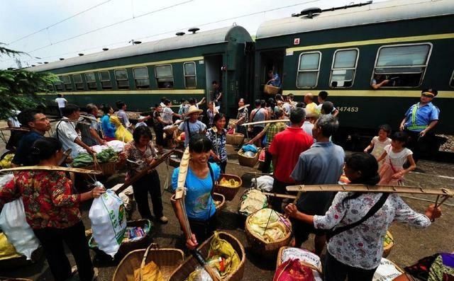 全国仅有免费的火车:“菜农专列”福利车，简直像是一个菜市场