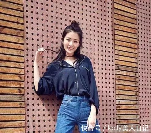 乔欣真的是越来越会穿了，连体裤只穿一半，看着心情好舒畅