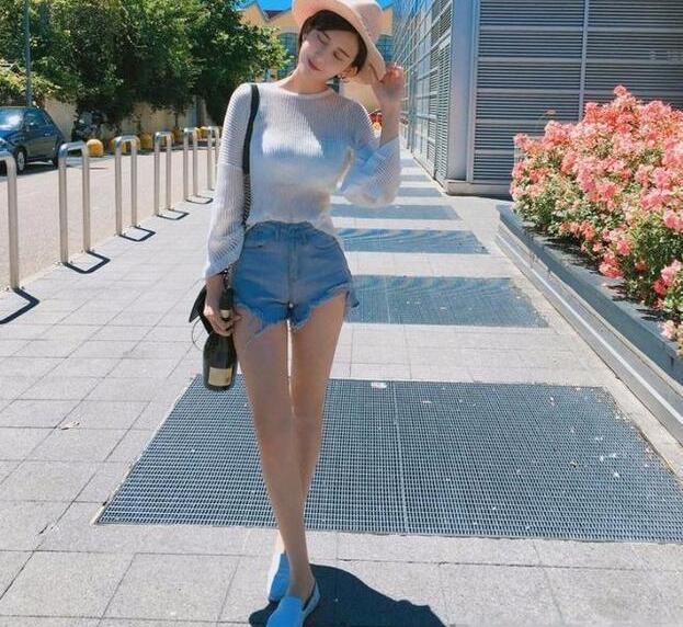 新颖个性的牛仔裤妹子，皮肤白皙五官精致，真漂亮啊！