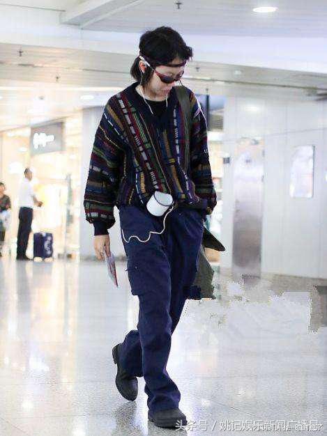 窦靖童衣品直追窦唯！老气皮靴配蓝裤像40岁，网友：跟王菲好好学