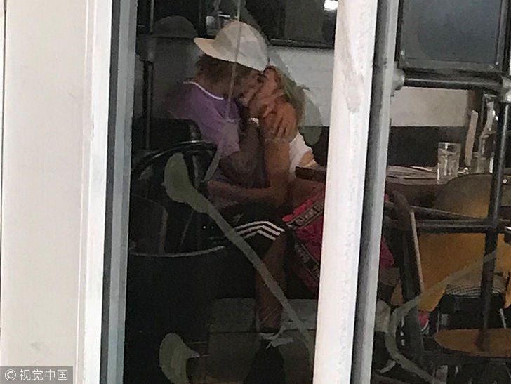 海莉带比伯回家见家长路上边走边玩 两人街头腻歪秀甜蜜躲角落激