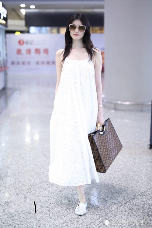 何穗这是怎么了？穿件吊带睡衣就敢出机场，网友：比奚梦瑶还抢镜