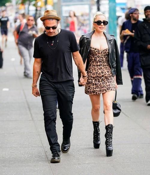 Gaga与未婚夫甜蜜出街不忘凹凸造型，连穿多天的30cm战靴估计难火