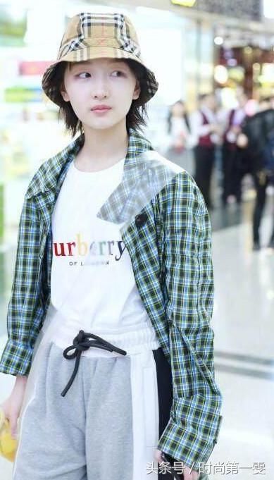 周冬雨胆真大!长外套配宽松运动裤 网友:一般人还真不敢这样穿