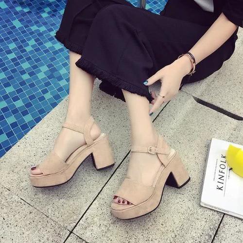 最近特别流行的时尚风,美女怎么能缺少如此美丽的高跟鞋