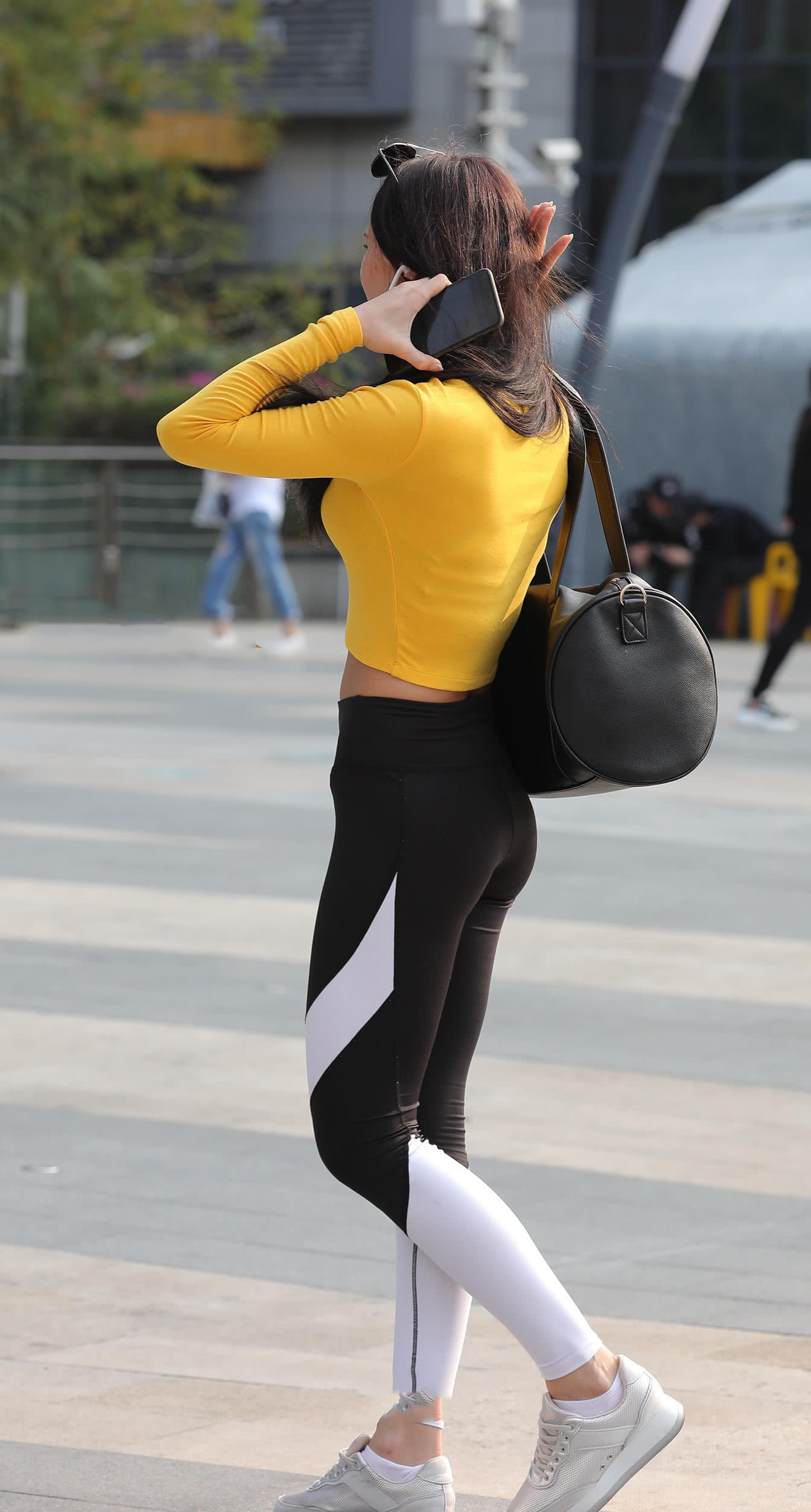 气质小姐姐紧身裤勾勒出完美S曲线，完美的身材很迷人