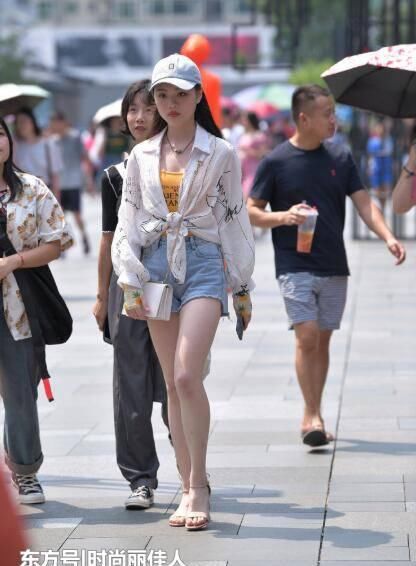  「时尚女生们」不走寻常路，选择个性穿搭让自己美的出众