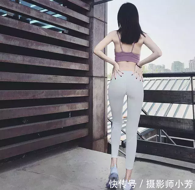 路人街拍，女神长相清丽笑容更是甜炸了，穿着令人赏心悦目