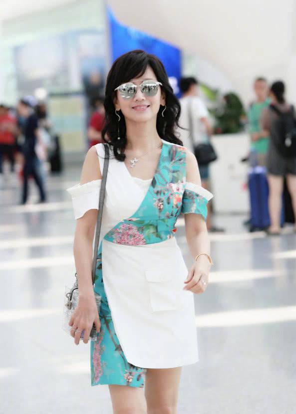 戚薇与赵雅芝撞包，小30岁却在气质上完败，姜还是老的辣！